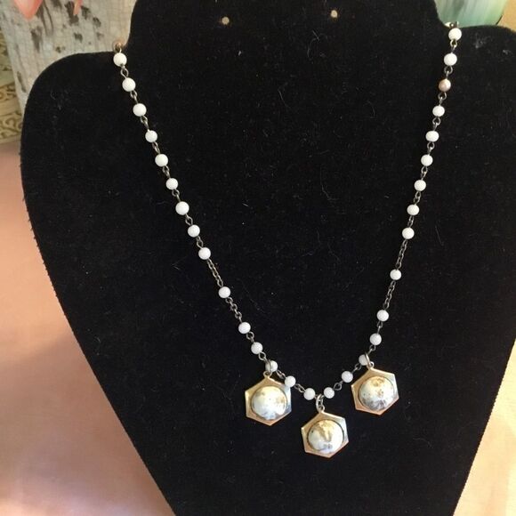 Antiqued Goldtone & White Bead Bracelet - Picture 4 of 5